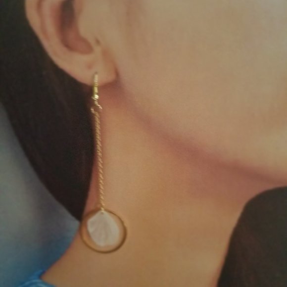 Mismatched Petal Earring - Picture 3 of 3